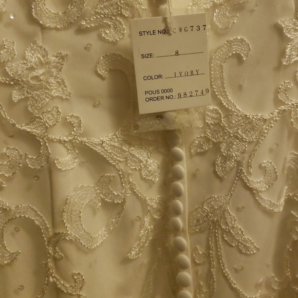 Oleg Cassini Wedding dress - Picture 1 of 3